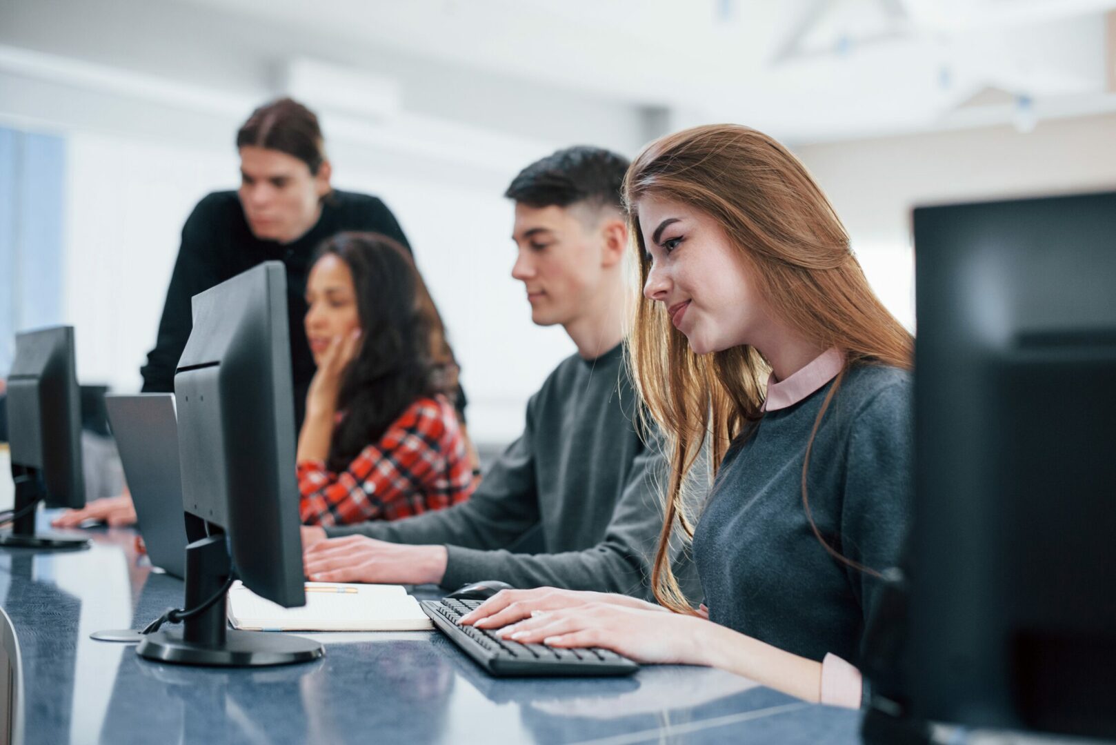 computer-screens-group-young-people-casual-clothes-working-modern-office Formation informatique