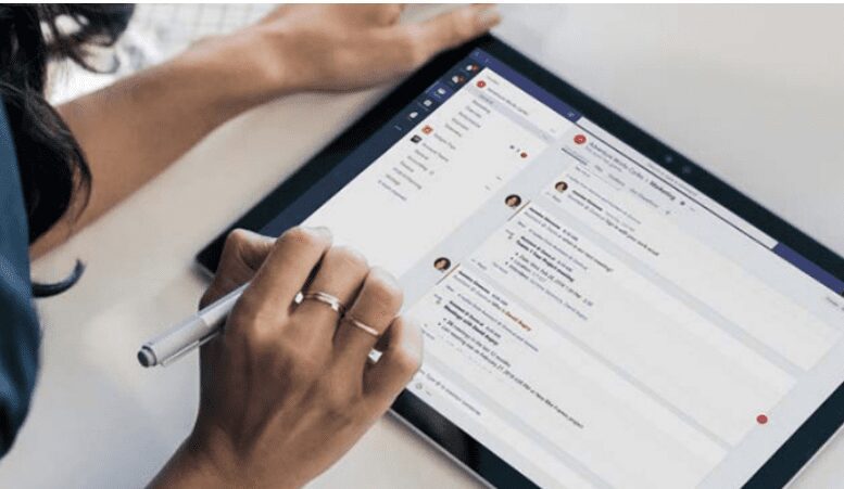 Femme qui chat sur la plateforme Microsoft Teams