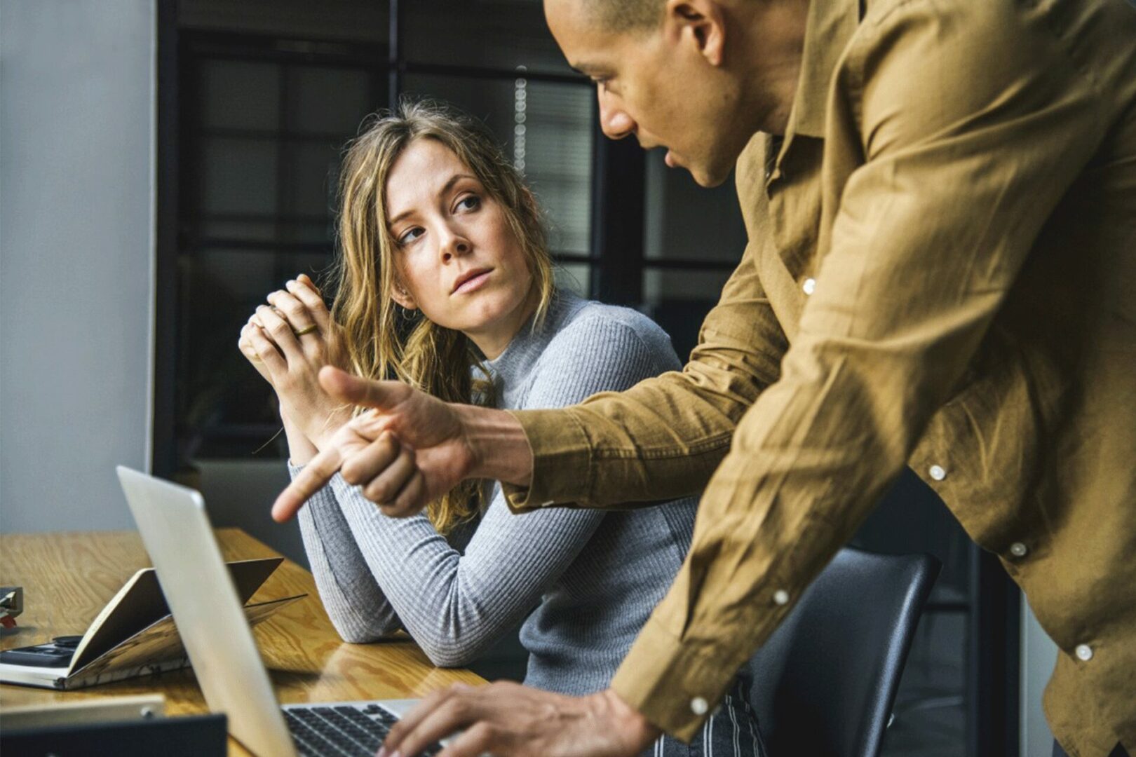 Technicien Support qui aide une utilisatrice sur son ordinateur